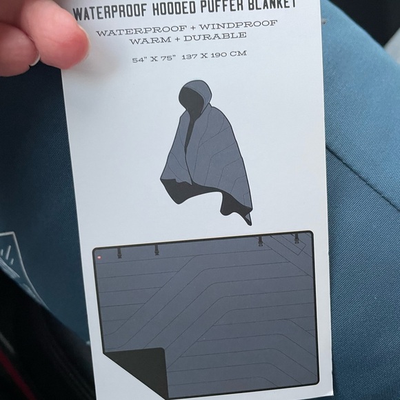 New 686 Waterproof Hooded Puffer Blanket - Picture 6 of 8